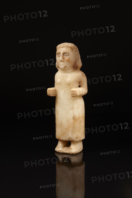 Statuette représentant une femme debout