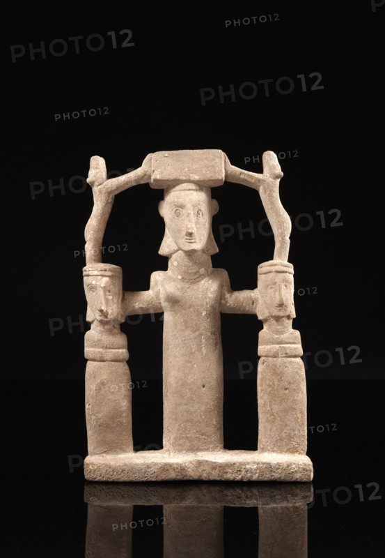 South Arabian statuette with three characters and two leaping felines