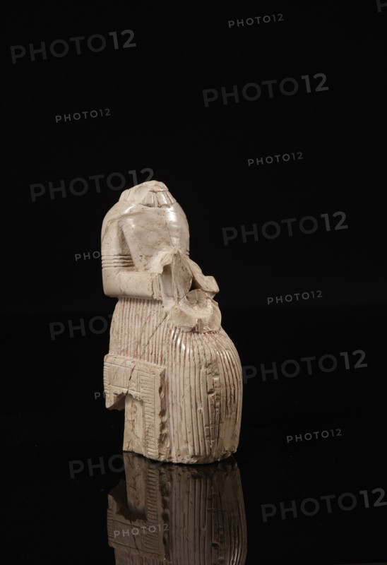 Statuette acéphale représentant un homme assis sur un trône