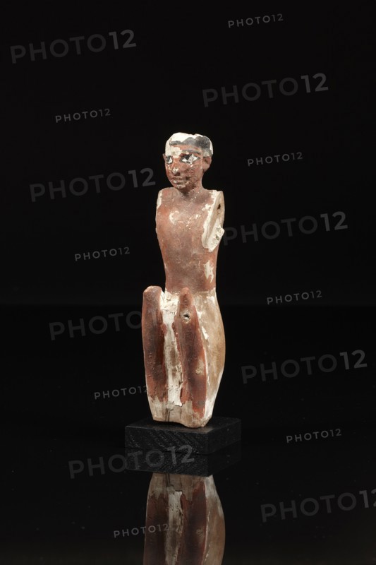 Egyptian statuette figuring a seated man