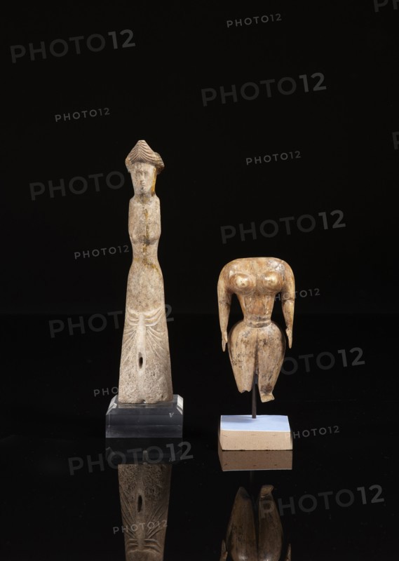 Roman statuette figuring a woman and parthian female statuette