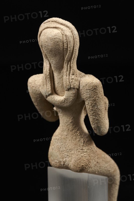 Statuette figuring a seated naked stylized female and a child (vue arrière)