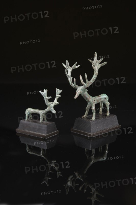 Statuettes représentant un cerf, les ramures développées