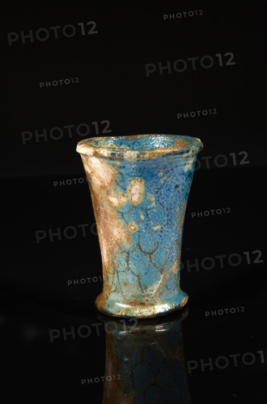 Vase évasé orné d'un motif de plumes