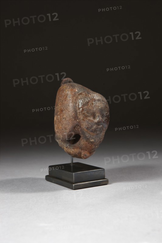Grand pendentif sculpté de la tête d'Achéloos barbu