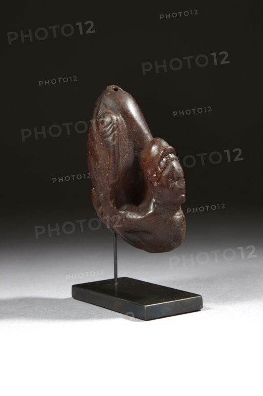 Etruscan pendant depicting a sphinx