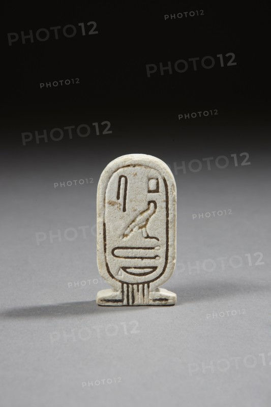 Amulette biface en forme de cartouche au nom de Psammétique II