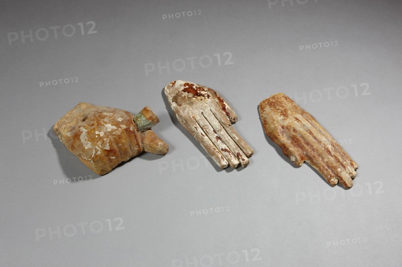 Trois mains de sarcophages, l'une le poing fermé
