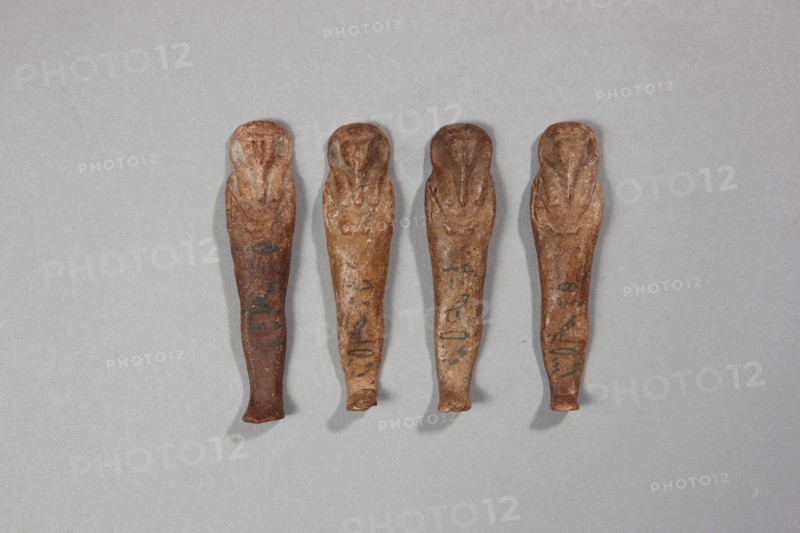 Ensemble formé de quatre oushebti en cire au nom de Iret-hor-erou