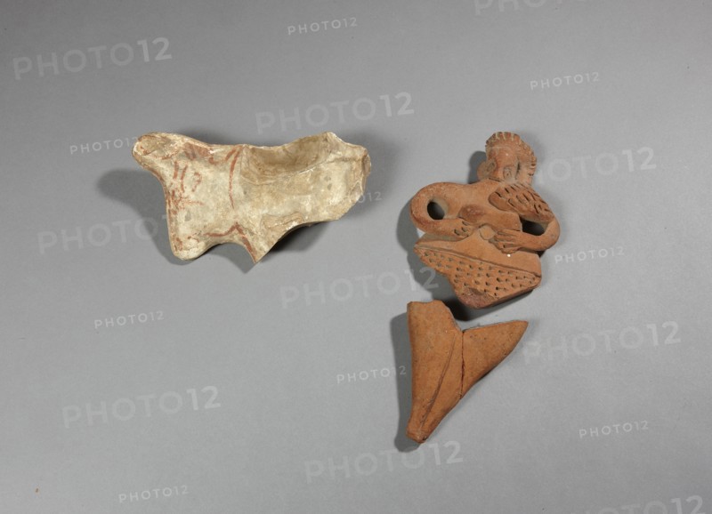 Ostracon en forme de bovidé et statuette représentant une femme nue stylisée