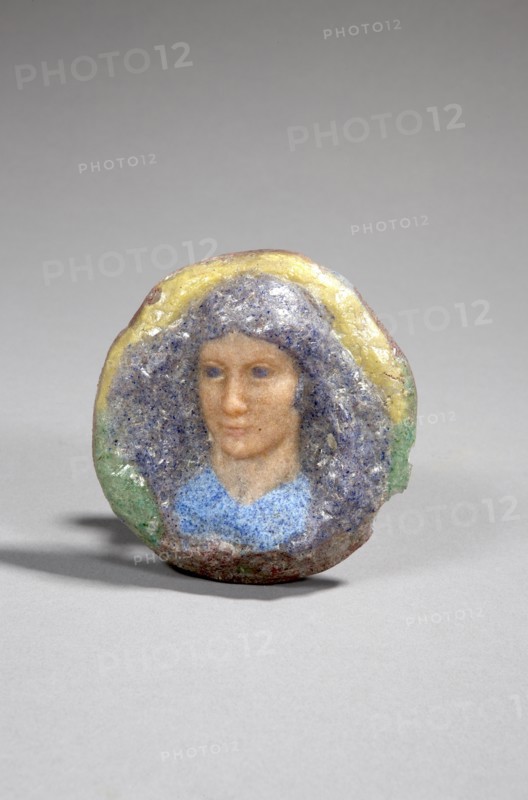 Herni Cros (1840-1907)
Woman's Face, Medallion
In relief, in polychrome pâte de verre (Diameter: 11 cm)
Private collection