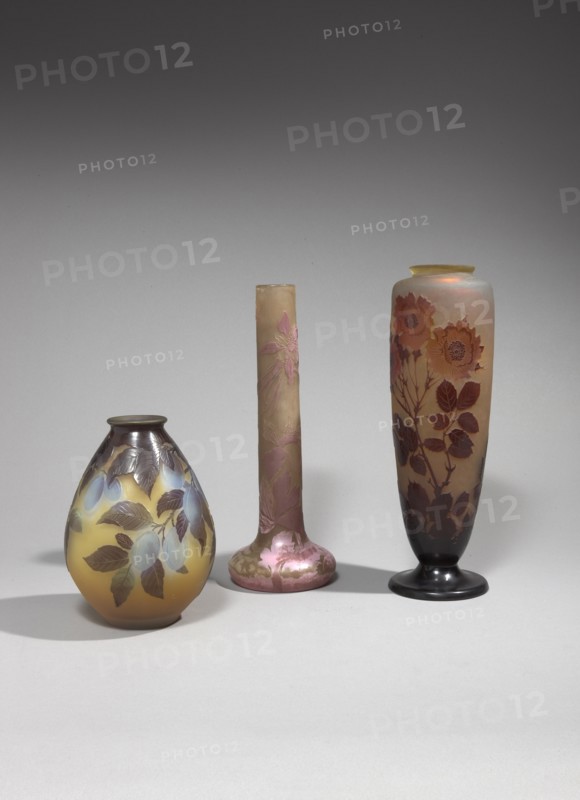 A gauche : Vase piriforme
Au milieu : Vase à haut col soliflore sur base bulbeuse
A droite :Vase balustre à col épaulé sur piédouche