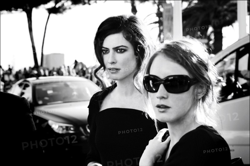 05/00/2006. Life in Cannes outside the Palais des Festivals.