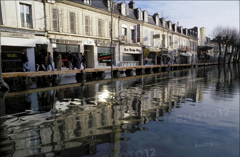 09/01/1994. INONDATIONS A SAINTES ET COURCOURY