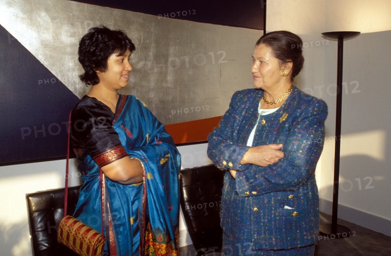01/12/1994. PARIS : SIMONE VEIL ET TASLIMA NASREEN  AU MINISTERE DES AFFAIRES SOCIALES
