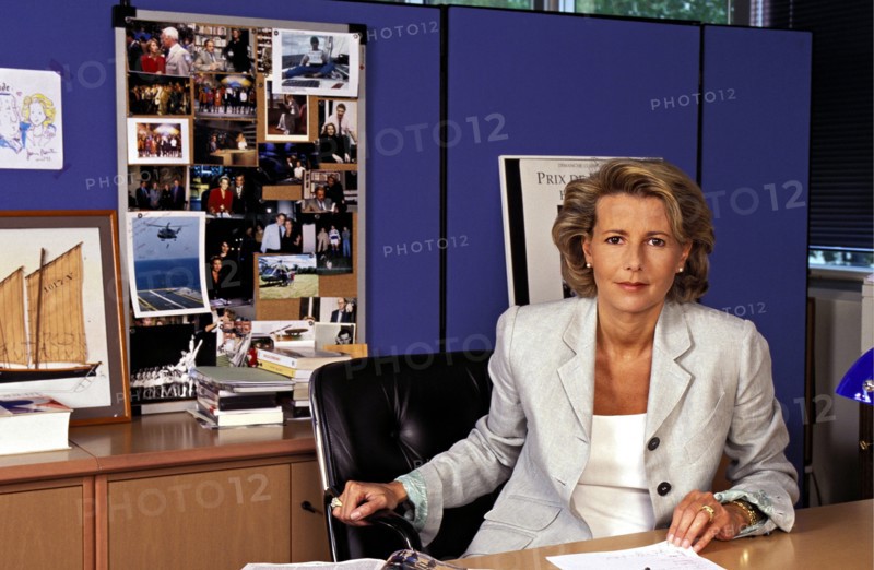 00/07/1995. CLOSE-UP CLAIRE CHAZAL, DANS SON BUREAU A T.F.1