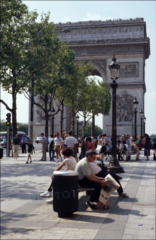 18/08/1995. LES CHAMPS-ELYSEES 24 H APRES L'ATTENTAT PLACE DE L'ETOILE