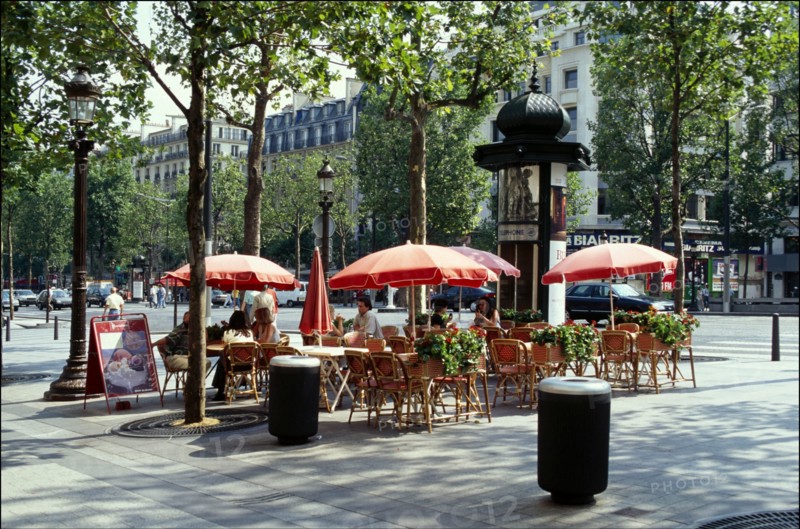 18/08/1995. LES CHAMPS-ELYSEES 24 H APRES L'ATTENTAT PLACE DE L'ETOILE