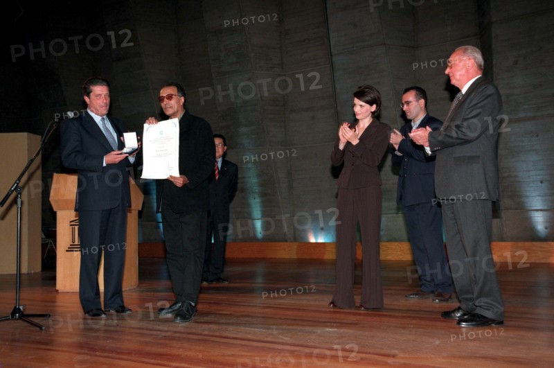 13/11/1997. J. BINOCHE RECOMPENSE ABBAS KIAROSTAMI  A L'UNESCO