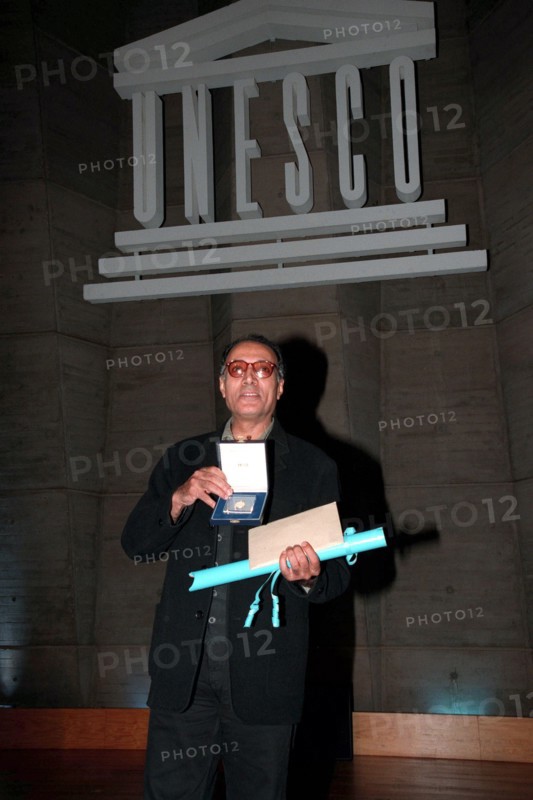 13/11/1997. J. BINOCHE RECOMPENSE ABBAS KIAROSTAMI  A L'UNESCO