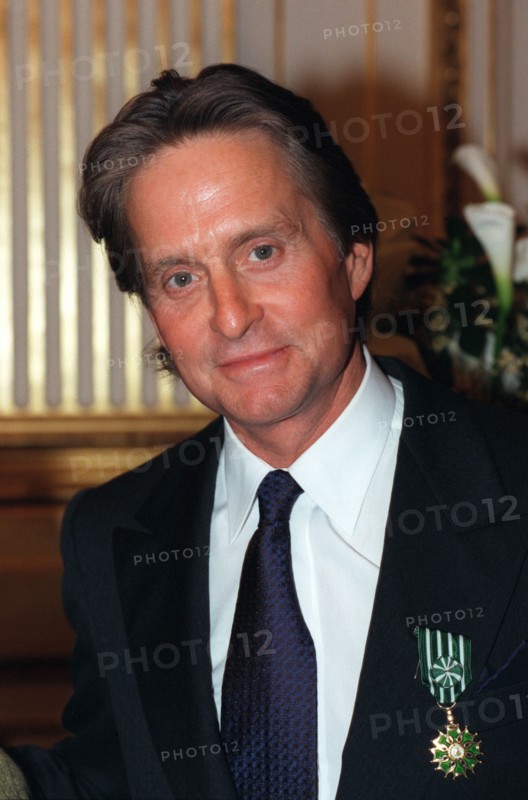 27/02/1998. M. DOUGLAS OFFICIER ORDRE ARTS + LETTRES