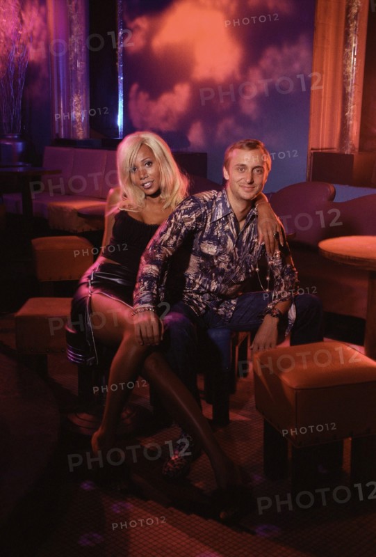 00/08/1998. DAVID ET CATHY GUETTA, DES BAINS DOUCHES
