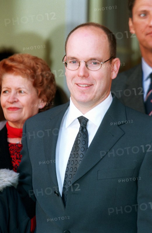 ON BEHALF OF THE RED CROSS, PRINCE ALBERT DE MONACO PROCEEDS TO CANDY DISTRIBUTION FOR THE ELDERLY OF THE PRINCIPALITY 17/11/1999