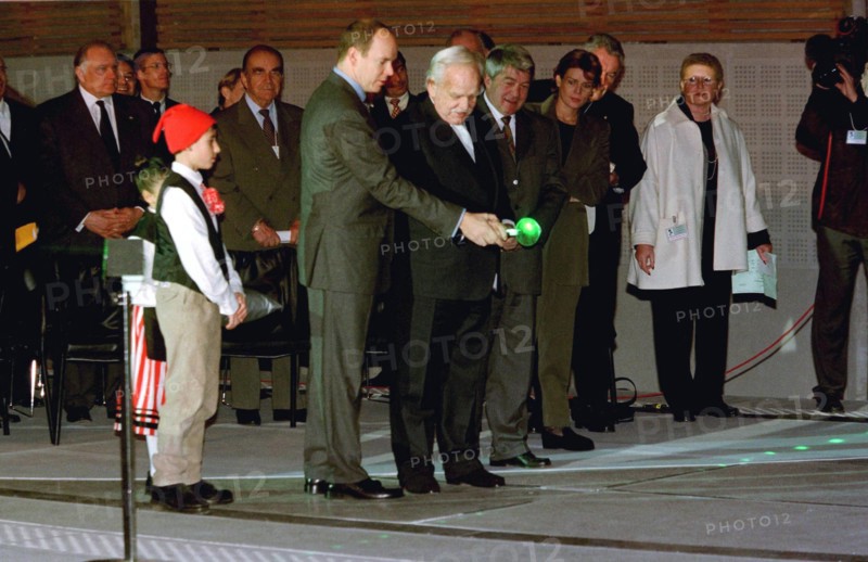 MONTE CARLO. 07/12/99. THE ROYAL FAMILY OF MONACO UNVEILS THE NEW STATION