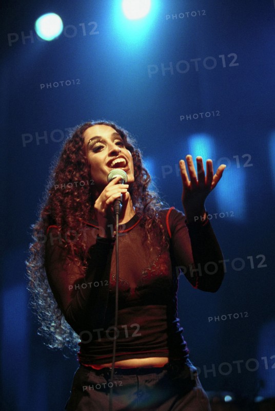 26/04/2000. LA CHANTEUSE NOA EN CONCERT A L'OLYMPIA
