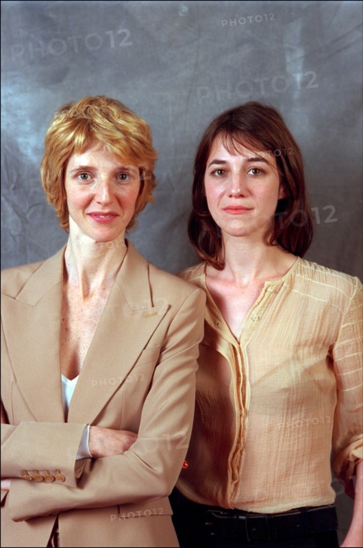05/09/2001. EXCLUSIVE Cannes film festival: Studio shot of Sandrine Kiberlain and Charlotte Gainsbourg.