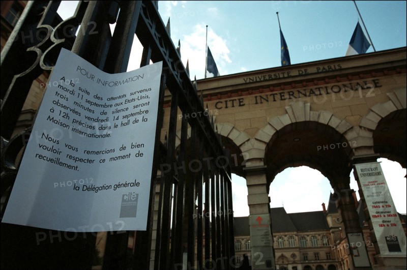 09/14/2001. Paris: Three minutes of silence in tribute to the victims of hijacked plane attacks on the USA at the Cité Universitaire.