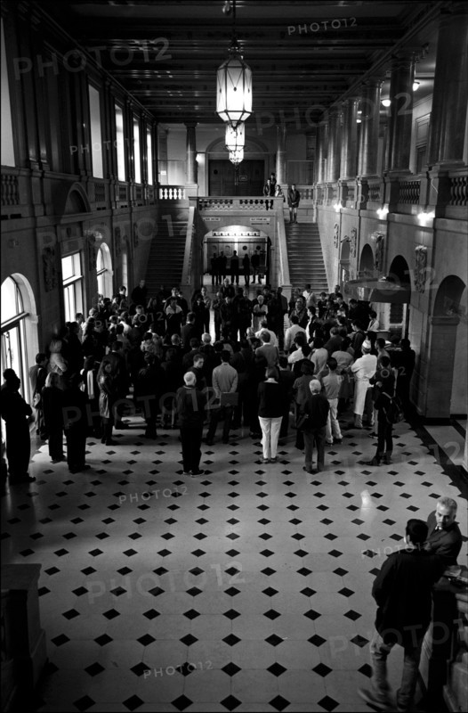 09/14/2001. Paris: Three minutes of silence in tribute to the victims of hijacked plane attacks on the USA at the Cité Universitaire.