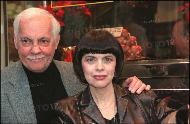 12/02/2001. Stars galore at the 'Nouvelle etoile' association fundraiser in the Madeleine neighborhood, Paris
