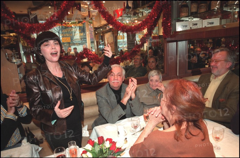 12/02/2001. Stars galore at the 'Nouvelle etoile' association fundraiser in the Madeleine neighborhood, Paris
