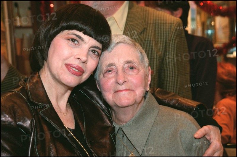 12/02/2001. Stars galore at the 'Nouvelle etoile' association fundraiser in the Madeleine neighborhood, Paris