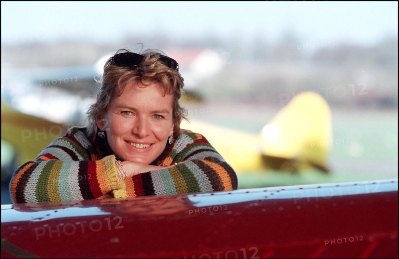 01/00/2002.  Close-up Elise Lucet.