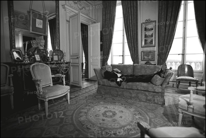 02/06/2002.  Close-up of the lawyer Francois Gibault at home.