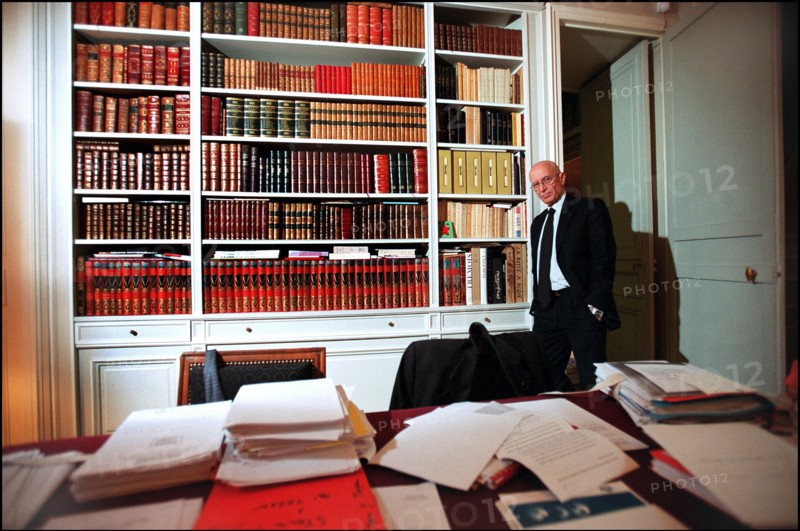 02/06/2002.  Close-up of the lawyer Francois Gibault at home.