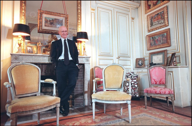 02/06/2002.  Close-up of the lawyer Francois Gibault at home.