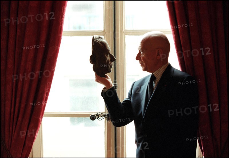 02/06/2002. EXCLUSIVE: Close-up of the lawyer Francois Gibault at home.