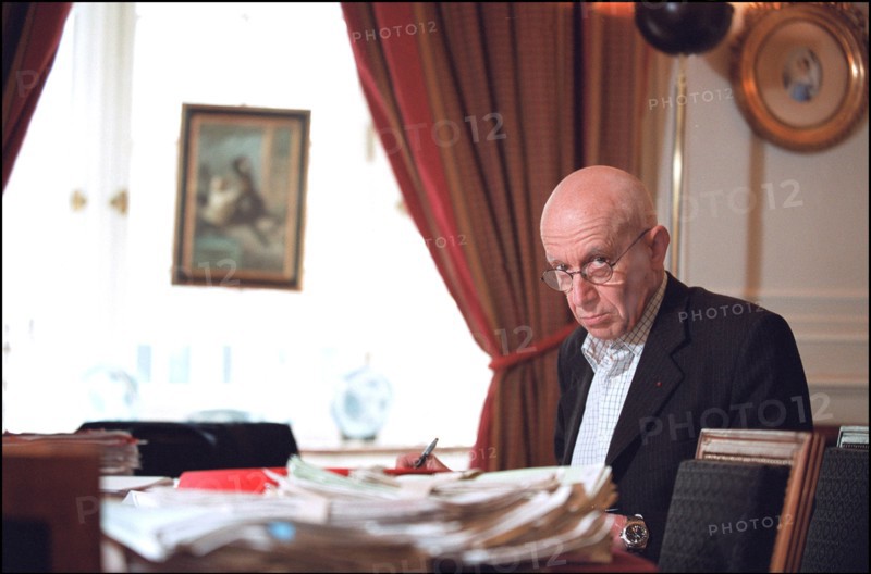 02/06/2002.  Close-up of the lawyer Francois Gibault at home.