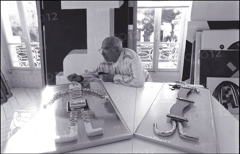 06/00/2000.  Close-up Andre Courreges at home.