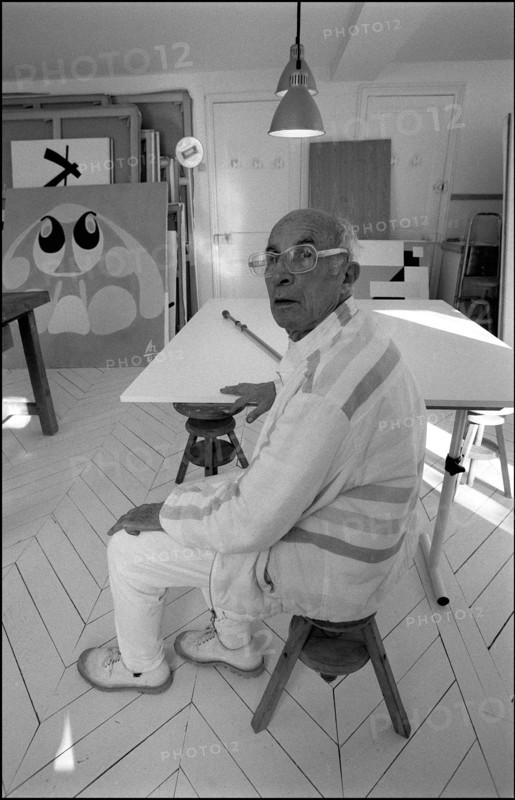 06/00/2000.  Close-up Andre Courreges at home.