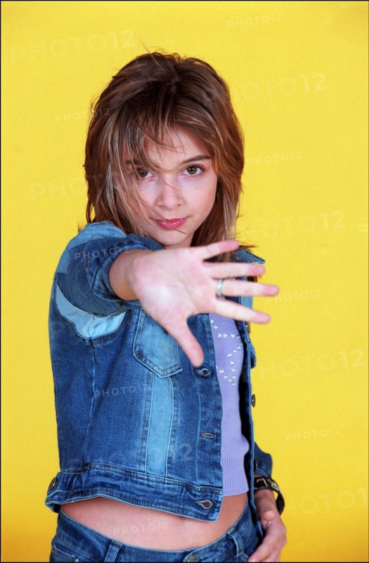 02/00/2002.  Priscilla, a young singer on her way to fame