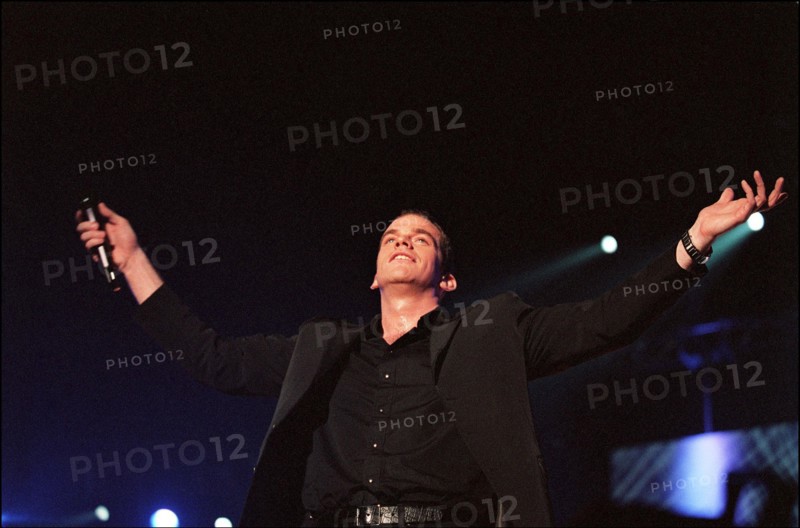 03/20/2002.  Garou and Celine Dion performs at Bercy.
