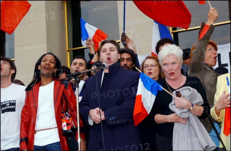 04/30/2002. The "Vive la France" collective : artists of France sing the Marseillaise to protest against J-M Le Pen's National Front.
