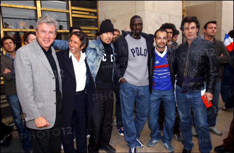 04/30/2002. The "Vive la France" collective : artists of France sing the Marseillaise to protest against J-M Le Pen's National Front.