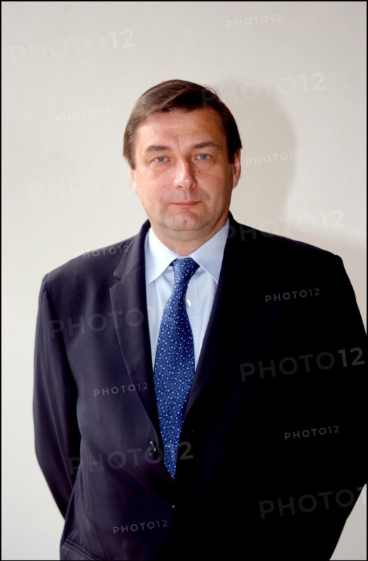 05/08/2002. Marie-George Buffet hands office over to Luc Ferry and Jean-Francois Lamour
