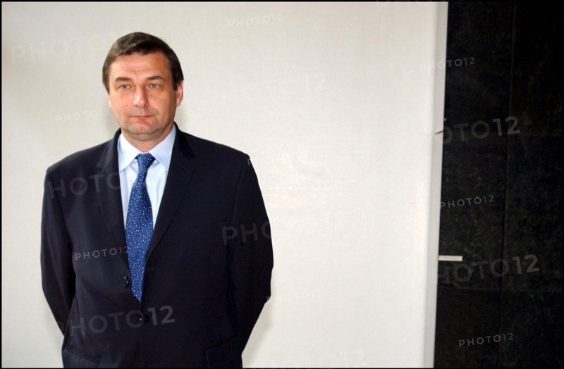 05/08/2002. Marie-George Buffet hands office over to Luc Ferry and Jean-Francois Lamour