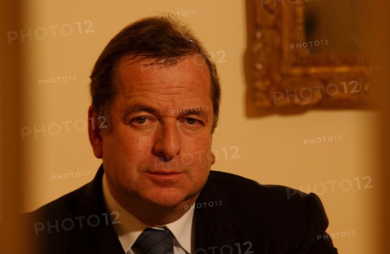 06/14/2002. EXCLUSIVE : Paul-Loup Sulitzer in his hotel room at the Bristol.